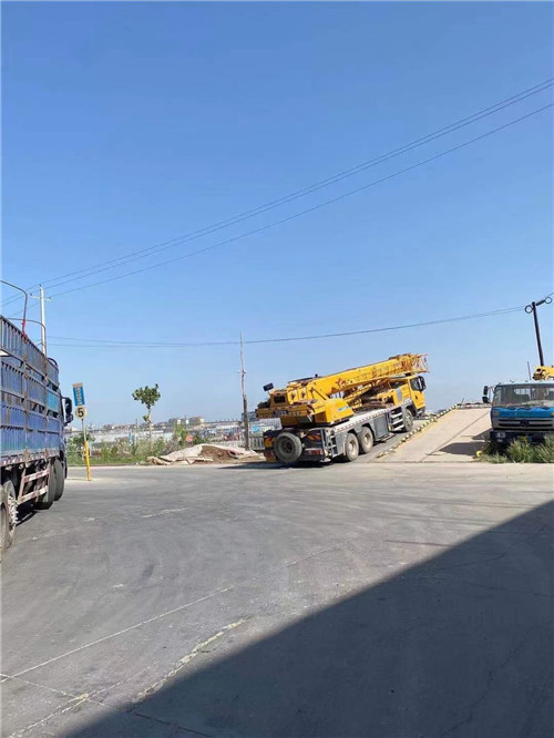 宝山区25吨吊车的租赁价格大概是多少？