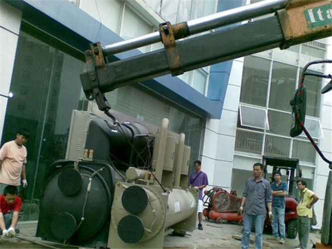 宝山区随车吊和汽车吊的核心区别是什么？哪种更省钱？